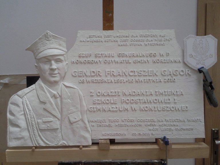 rzeźby płaskorzeźby aplikacje - model tablicy pamiątkowej