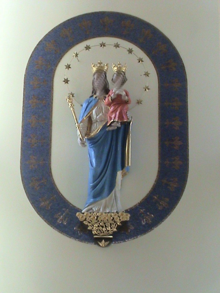 mozaiki ceramiczne kamienne szklane - mozaika jako rama do rzeźby