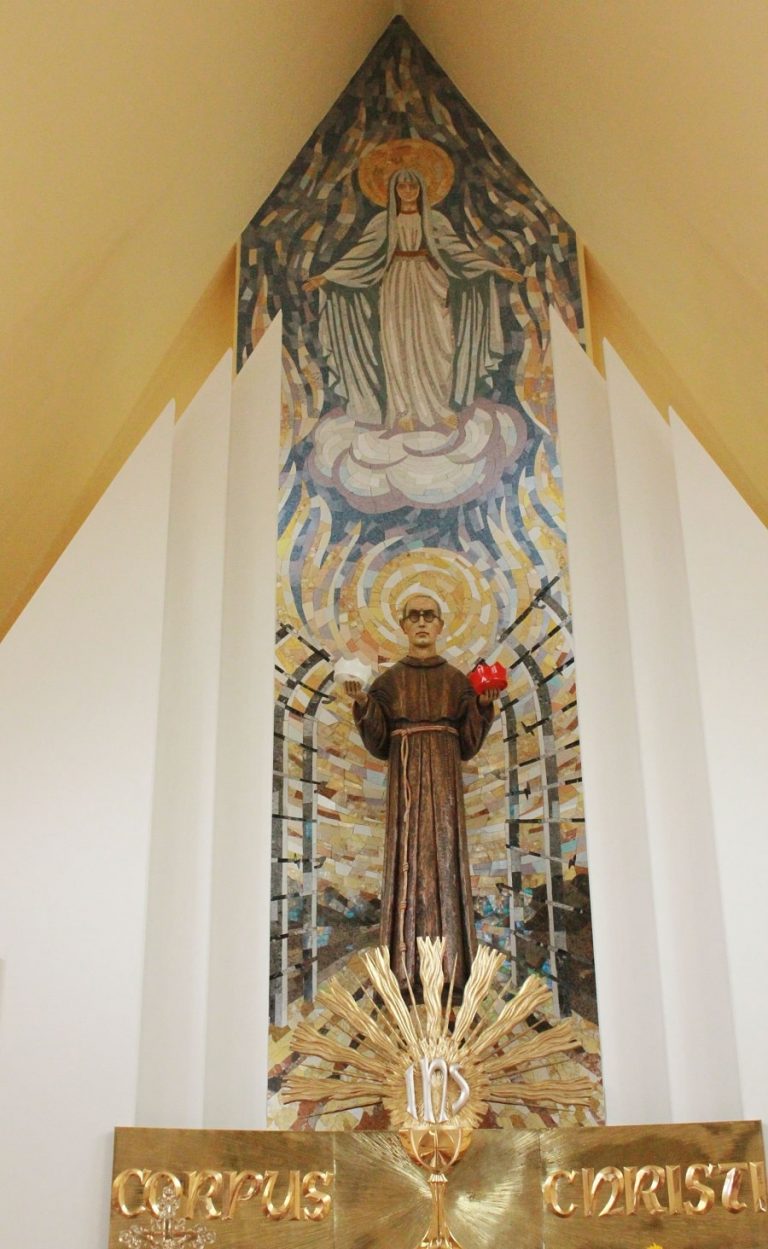 mozaiki ceramiczne kamienne szklane - mozaika jako tło dla rzeźby